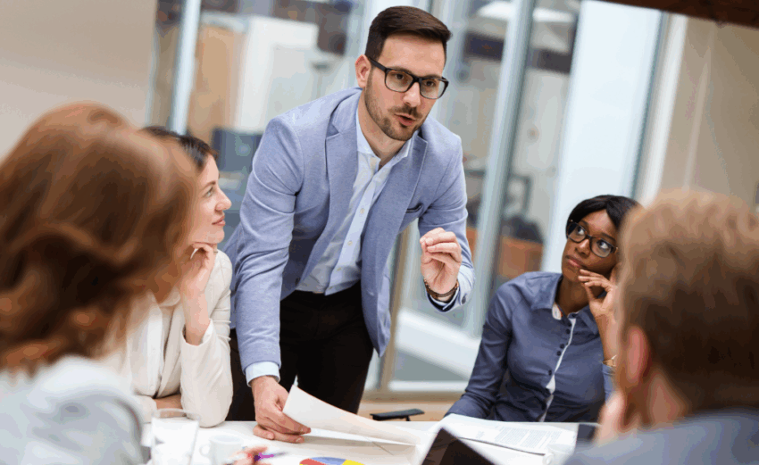 équipe en train de choisir un logiciel de plan stratégique