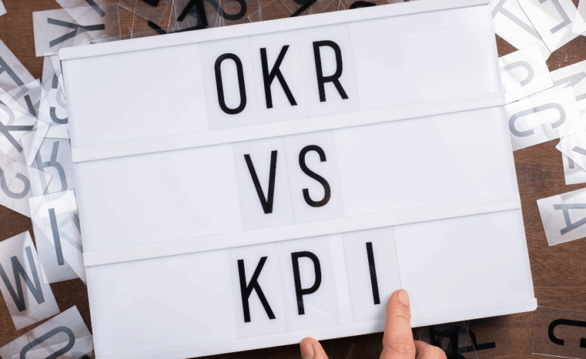 complémentarité entre le pilotage stratégique de la transformation, en s’appuyant notamment sur les OKR et le pilotage stratégique des opérations, à l’aide de KPI