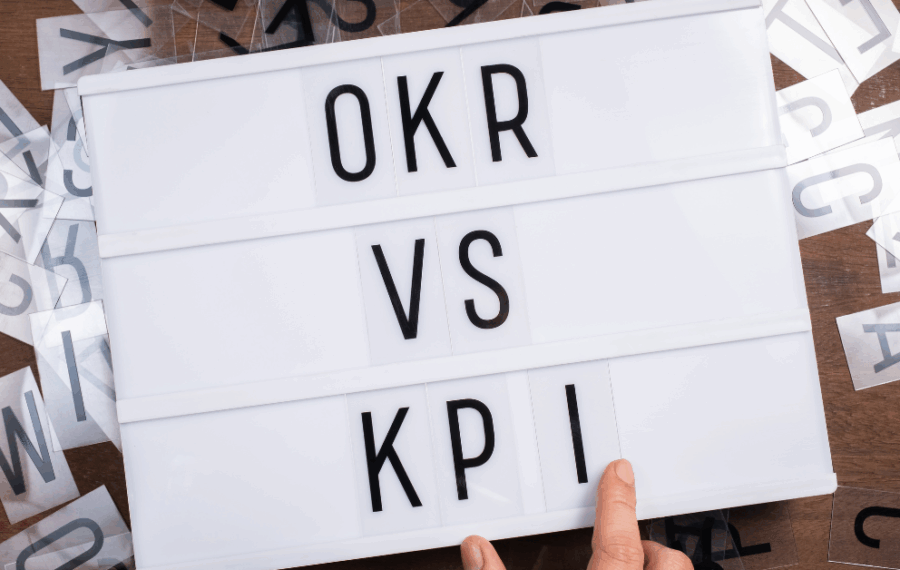 complémentarité entre le pilotage stratégique de la transformation, en s’appuyant notamment sur les OKR et le pilotage stratégique des opérations, à l’aide de KPI