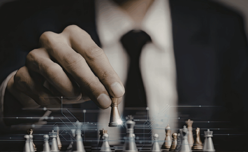 Dirigeant déplaçant une pièce d’échecs illustrant le pilotage stratégique en entreprise