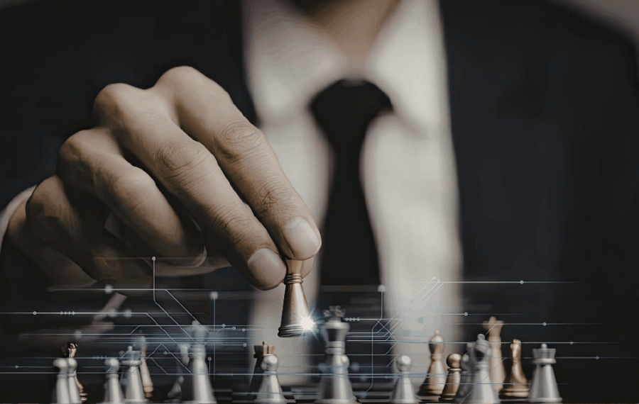 Dirigeant déplaçant une pièce d’échecs illustrant le pilotage stratégique en entreprise