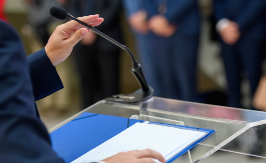 Élu au pupitre lors d'une séance de présentation du plan de mandat