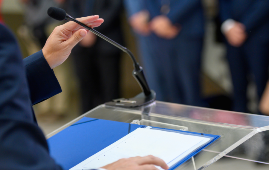 Élu au pupitre lors d'une séance de présentation du plan de mandat